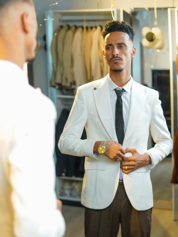 بدلة كلاسيكية ابيض